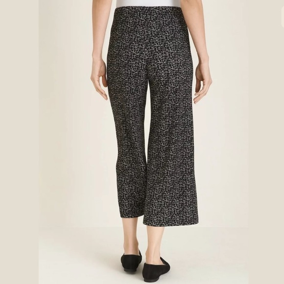 🚫SOLD🚫Chicos Travelers Cropped Capri  Printed - Picture 2 of 7